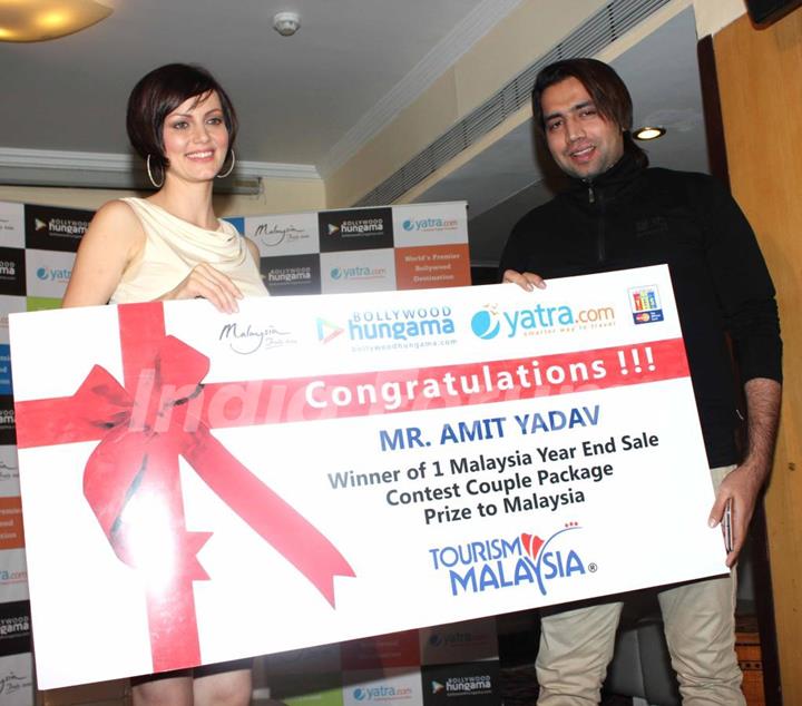 Yana Gupta meets Bollywood Hungama-Yatra.com contest at Rock Bottom in Juhu, Mumbai.