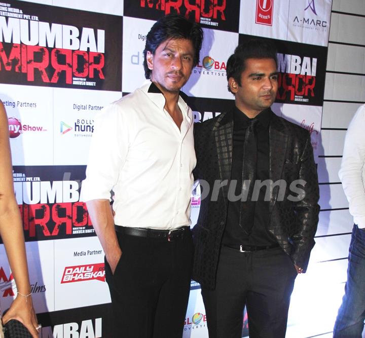 Bollywood actors Shah Rukh Khan and Sachin Joshi at film Mumbai Mirror premiere in PVR Cinemas, Juhu, Mumbai.