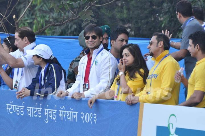 Vivek Oberoi,Gulshan Grover, Sharman Joshi and Tina Ambani at the Standard Chartered Mumbai Marathon