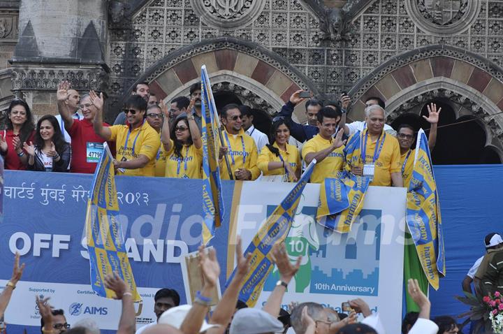 Vivek Oberoi,Gulshan Grover, Sharman Joshi and Tina Ambani at the Standard Chartered Mumbai Marathon