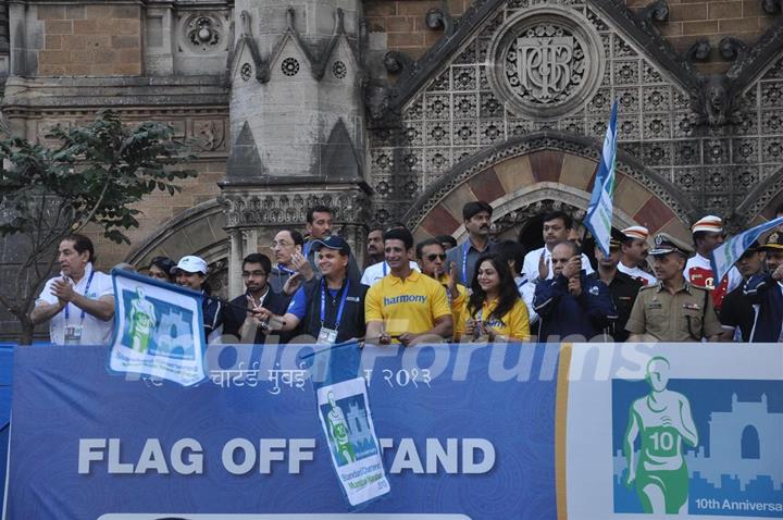 Bollywood Actors runing in 10th.anniversary Standard Charted Mumbai Marathon 2013