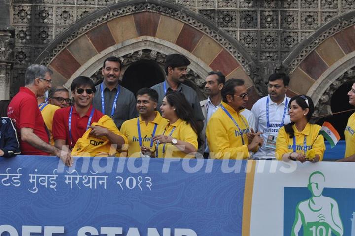 Bollywood Actors runing in 10th.anniversary Standard Charted Mumbai Marathon 2013