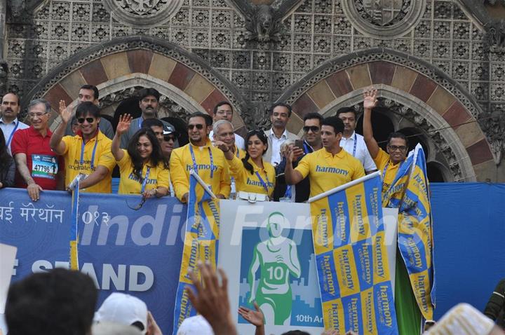 Bollywood Actors runing in 10th.anniversary Standard Charted Mumbai Marathon 2013