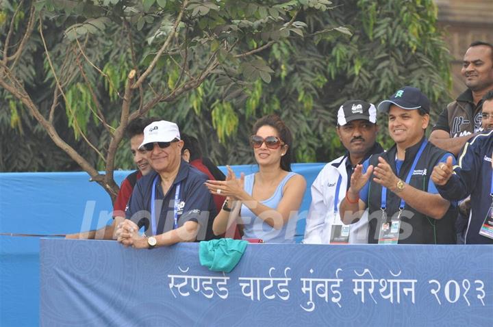 Bollywood Actors runing in 10th.anniversary Standard Charted Mumbai Marathon 2013