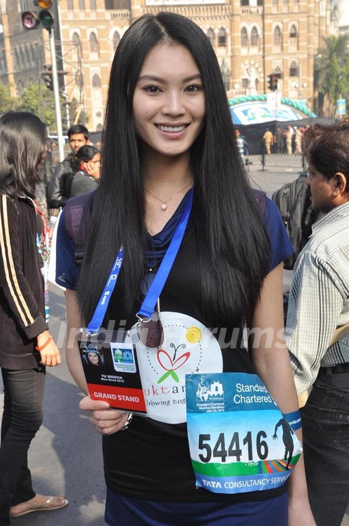 Bollywood Actors runing in 10th.anniversary Standard Charted Mumbai Marathon 2013