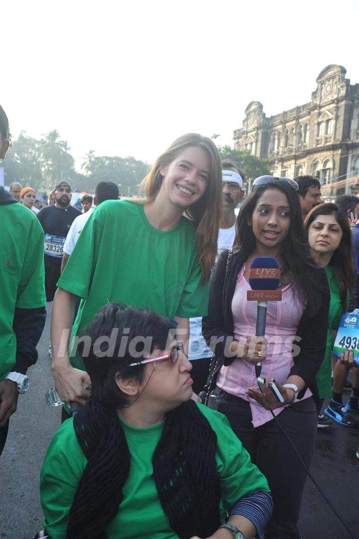 Bollywood Actors runing in 10th.anniversary Standard Charted Mumbai Marathon 2013