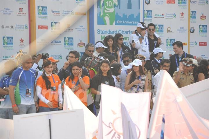 Bollywood Actors runing in 10th.anniversary Standard Charted Mumbai Marathon 2013