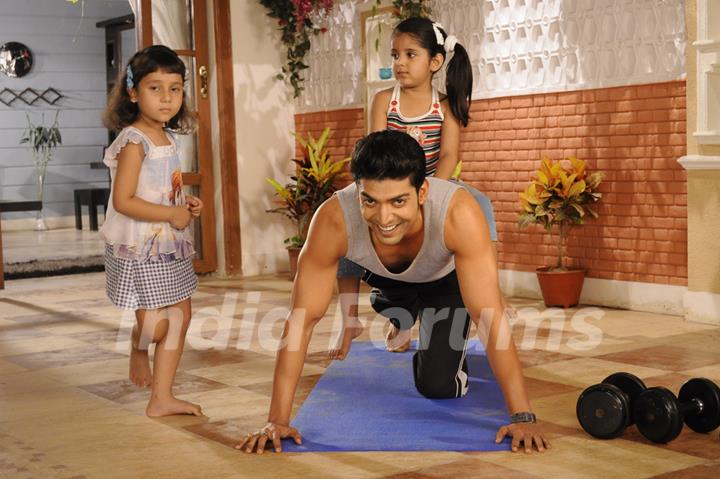 Gurmeet on sets of Punar Vivah