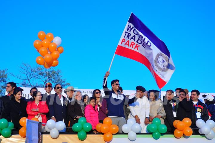 Akshay Kumar flags off Ambuja Jaipur Marathon