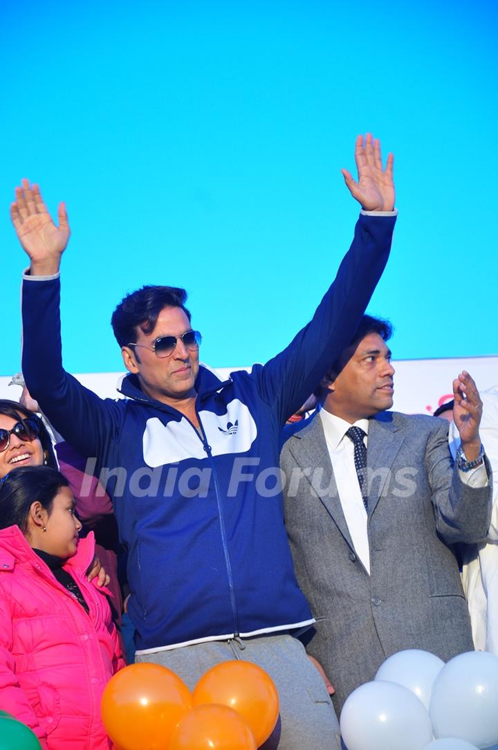 Akshay Kumar flags off Ambuja Jaipur Marathon