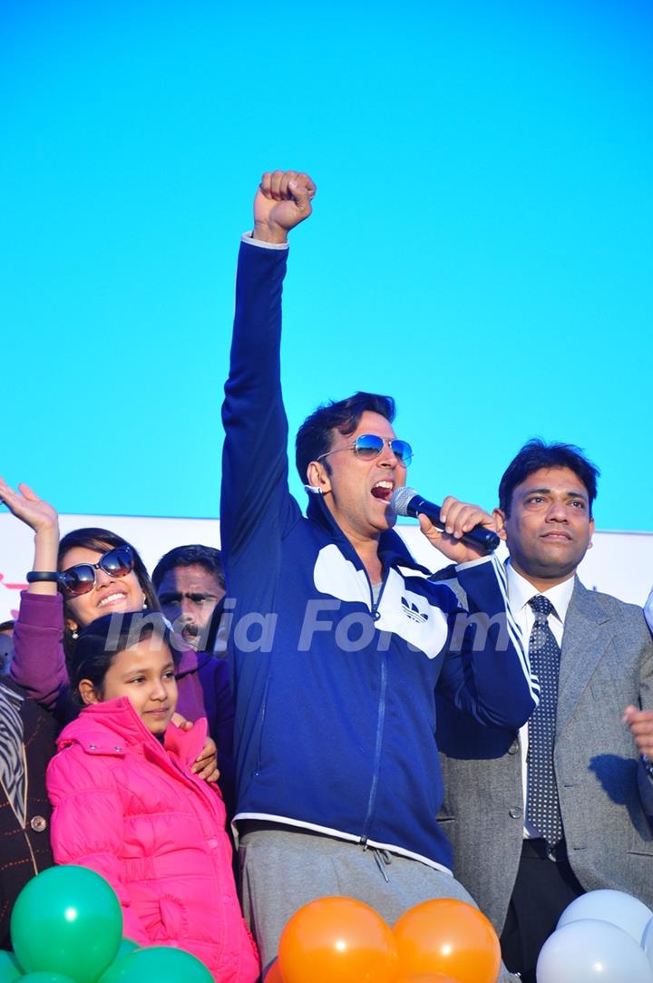 Akshay Kumar flags off Ambuja Jaipur Marathon