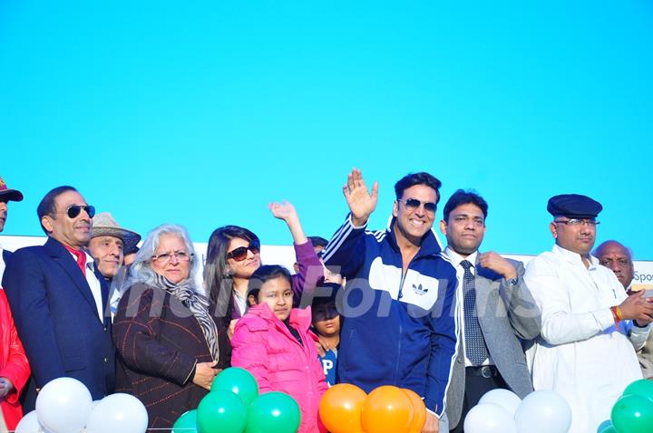 Akshay Kumar flags off Ambuja Jaipur Marathon