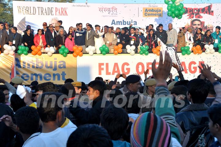 Akshay Kumar flags off Ambuja Jaipur Marathon