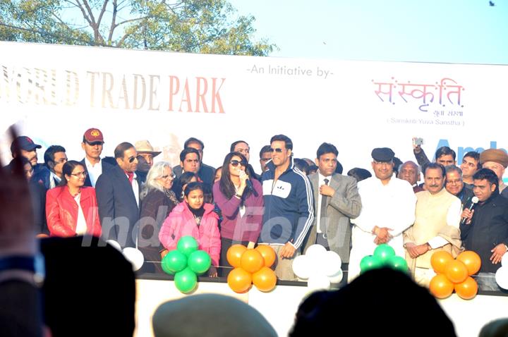 Akshay Kumar flags off Ambuja Jaipur Marathon