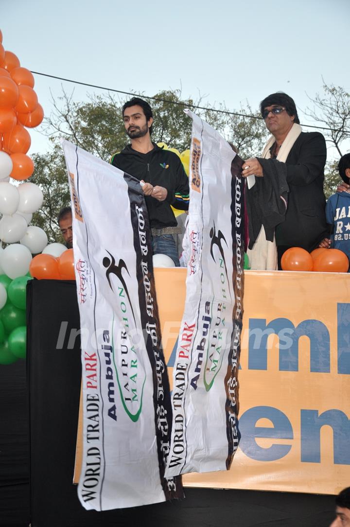 Akshay Kumar flags off Ambuja Jaipur Marathon