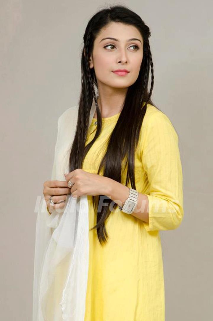 Aiza Khan photoshoot for Kahi An Kahi