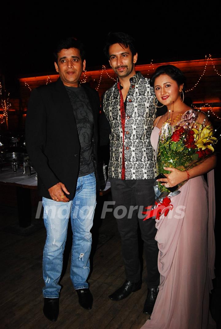 Ravi Kissen with Nandish Sandhu and Rashmi Desai at their Anniversary and Birthday Party