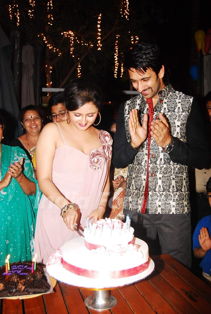 Nandish Sandhu and Rashmi Desai cuttin cake at their Anniversary and Birthday Party