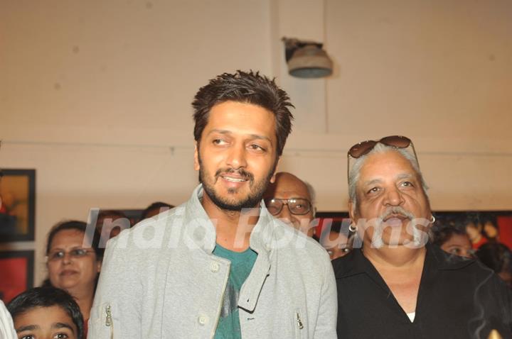 Ritesh Deshmukh Inaugrate Painting Exhibition