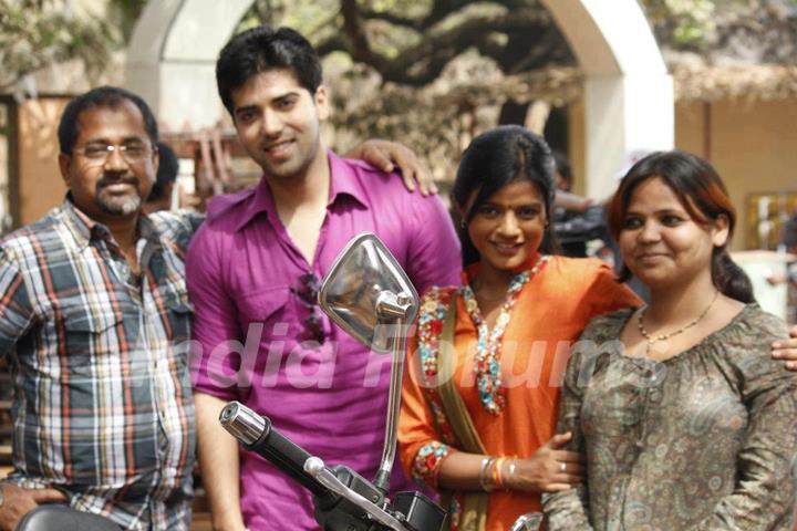 Kinshuk Mahajan and Mitali Nag with the Crew of Afsar Bitiya