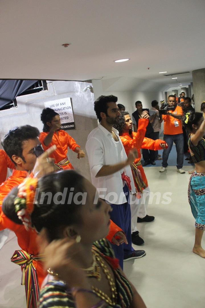 Jackky Bhagnani's Gangnam style with Jai Maharashtra and Veer Marathi