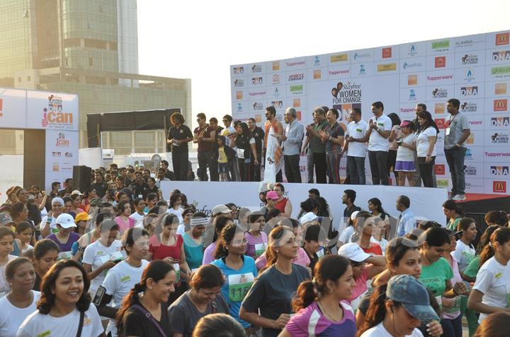 Akshay Kumar at DNA Womans Half Marathon 2013