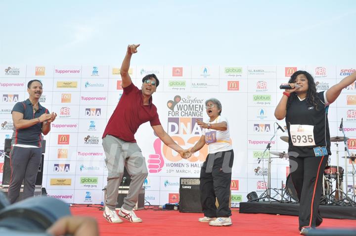 Akshay Kumar at DNA Womans Half Marathon 2013