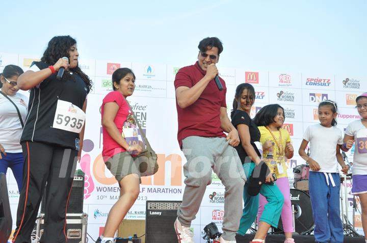 Akshay Kumar at DNA Womans Half Marathon 2013