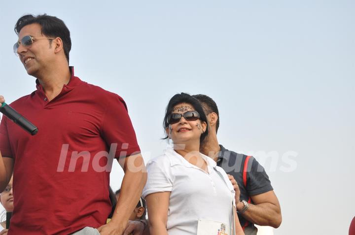 Akshay Kumar at DNA Womans Half Marathon 2013