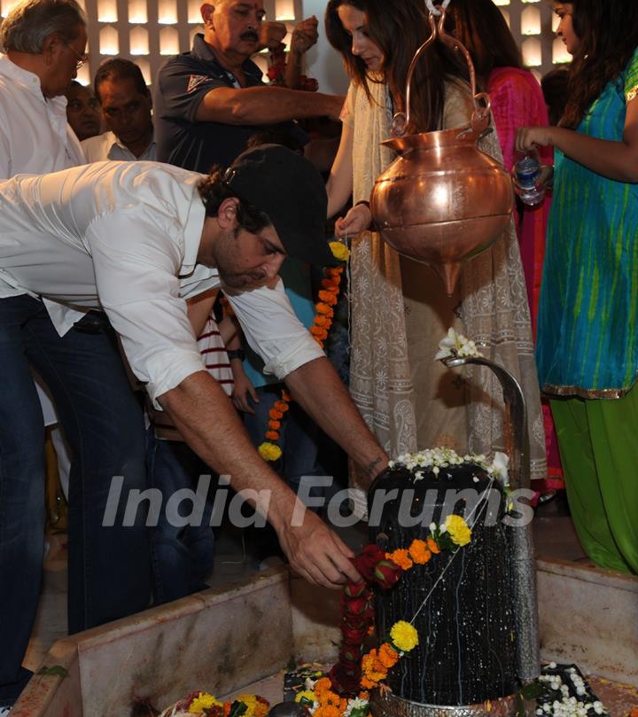 Hritik Roshan with family at shiv temple on the ocassion of Maha Shivratri