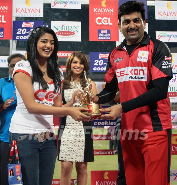 Celebrity Cricket League 2013 (CCL) Finals between Karnataka Bulldozers vs Telugu Warriors at the Chinnaswamy Stadium in Bengaluru