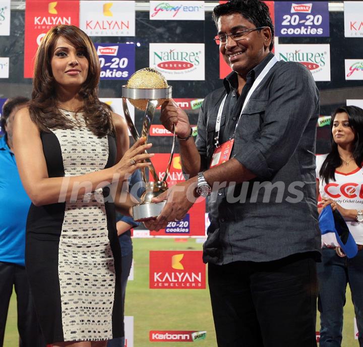 Celebrity Cricket League 2013 (CCL) Finals between Karnataka Bulldozers vs Telugu Warriors at the Chinnaswamy Stadium in Bengaluru