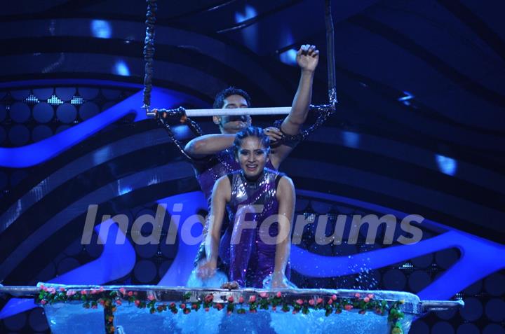 Bipasha & Nawazuddin promote 'Aatma' on 'Nach Baliye 5'