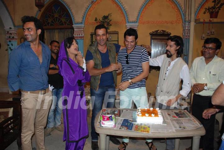 Rati Pandey and Rohit Roy on Hitler didi set