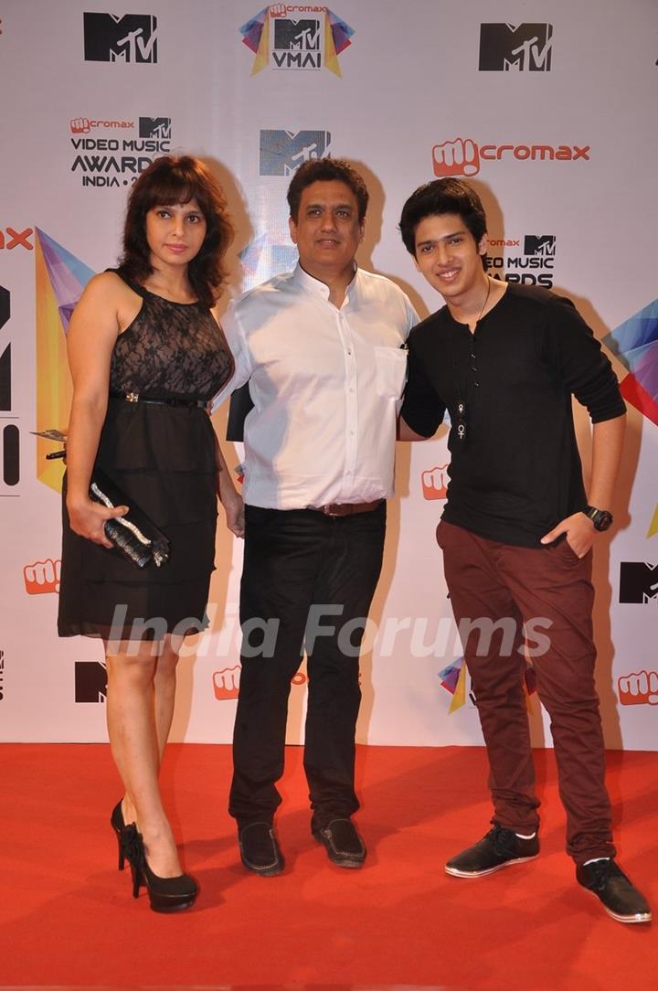 Priyanka, Anushka and Rahman at MTV Video Music awards