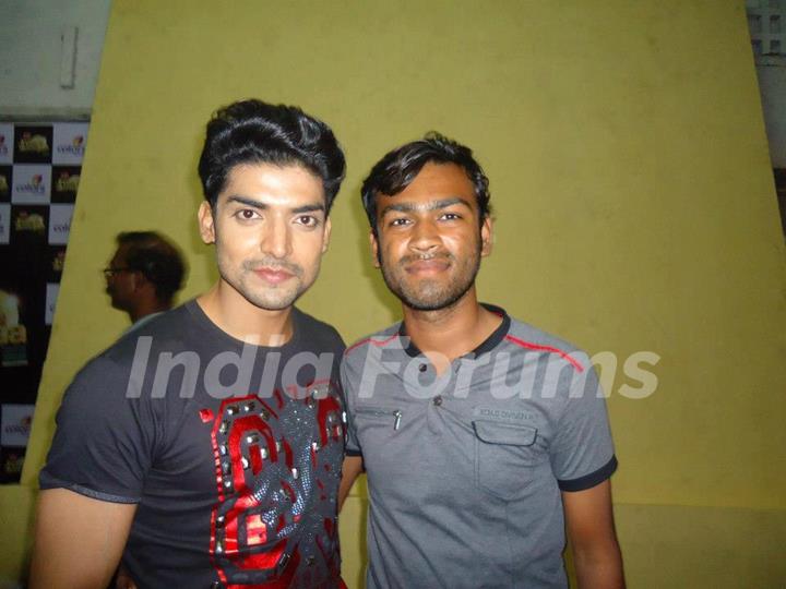 Gurmeet Choudhary with a fan