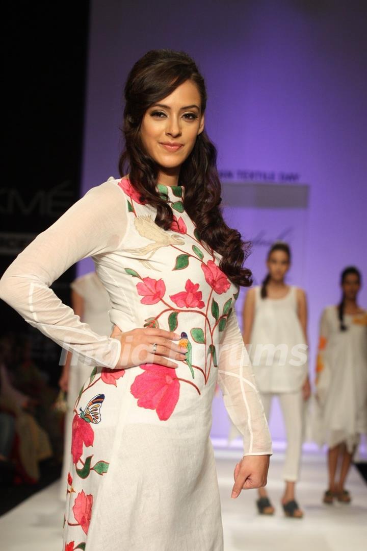 Hazel Keech as showstopper for designer Purvi Doshi at Lakme Fashion Week Summer 2013