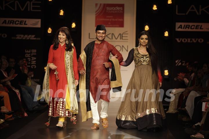 Celebs walk the ramp for Swades Foundation show by Vikram Phadnis at LFW