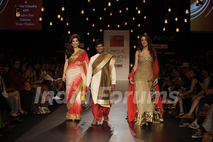 Celebs walk the ramp for Swades Foundation show by Vikram Phadnis at LFW