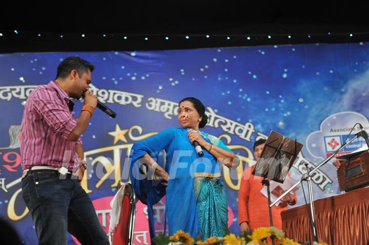 Asha Bhonsle at Pandit Dinanath Mangeshkar Awards ceremony