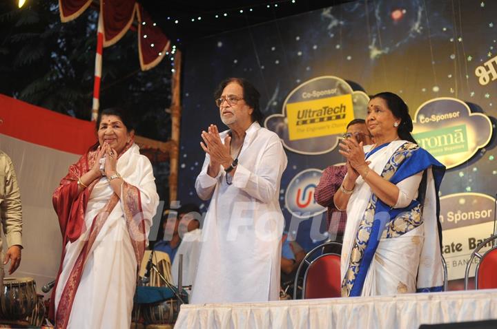 Lata Mangeshkar, Hridaynath Mangeshkar & Asha Bhonsle at Pandit Dinanath Mangeshkar Awards ceremony