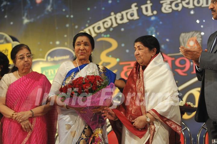 Usha Mangeshkar, Asha Bhonsle and Lata Mangeshkar at Pandit Dinanath Mangeshkar Awards ceremony