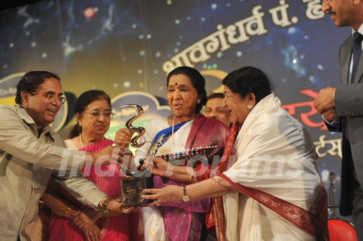 Usha Mangeshkar, Asha Bhonsle and Lata Mangeshkar at Pandit Dinanath Mangeshkar Awards ceremony