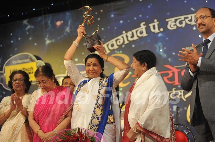 Usha Mangeshkar, Asha Bhonsle and Lata Mangeshkar at Pandit Dinanath Mangeshkar Awards ceremony