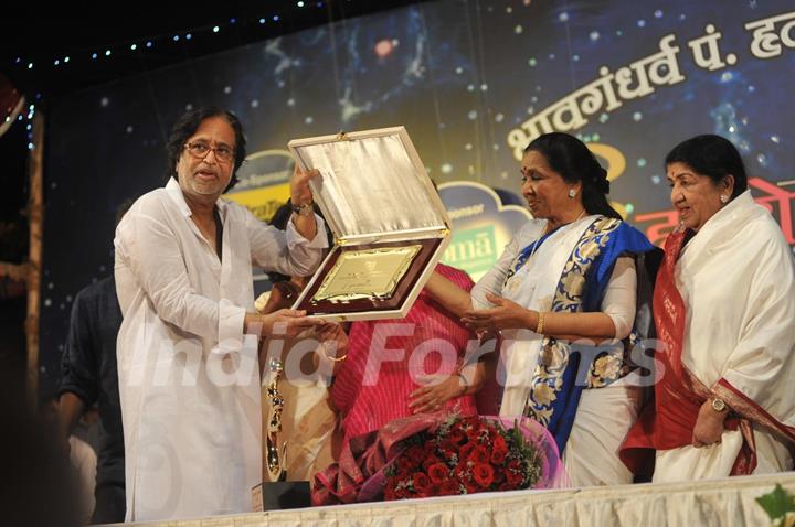 Hridaynath Mangeshkar, Asha Bhonsle & Lata Mangeshkar at Pandit Dinanath Mangeshkar Awards ceremony