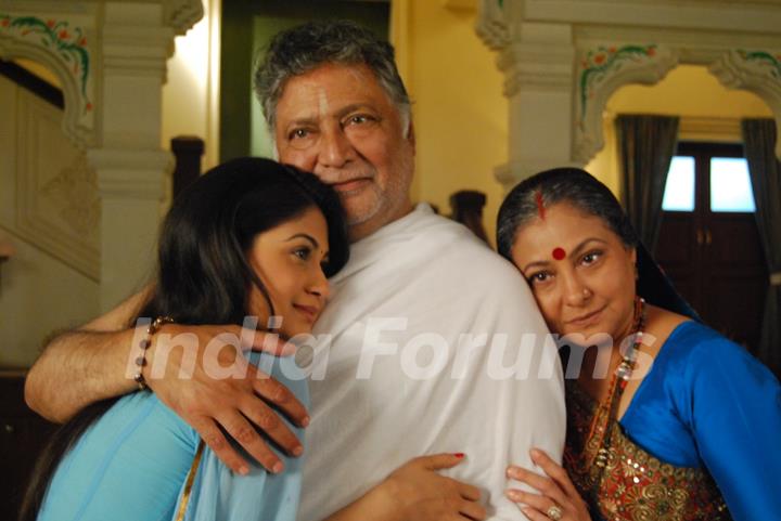 Ruchi Savarn, Vikram Gokhale and Smita Jaykar in Ghar Aaja Pardesi