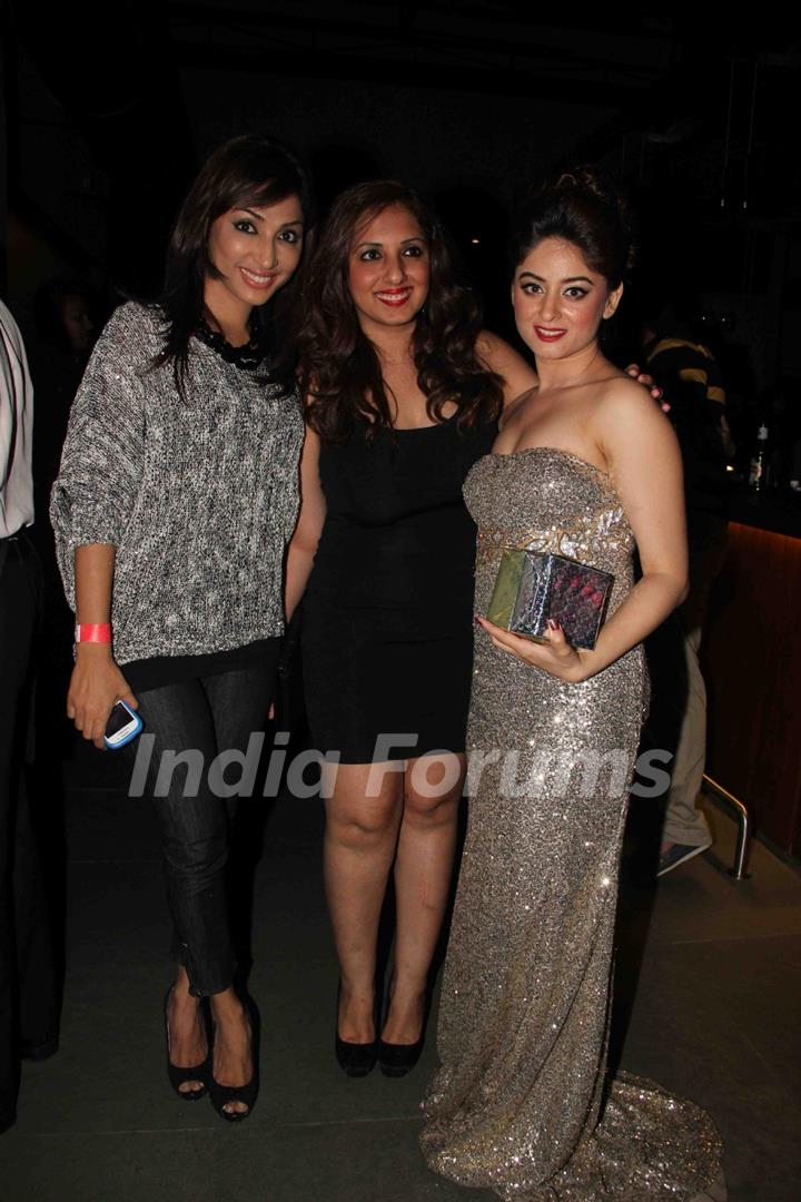 Mouli Ganguly and Munisha Khatwani with Mahhi Vij at Mahhi Vij's Birthday Celebration