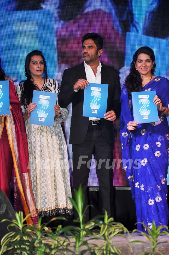 Suniel Shetty with wife Mana Shetty and Shaina NC at Standard Chartered Charity Awards Night 2013