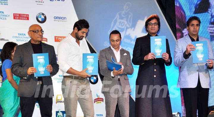 John Abhraham, Rahul Bose, Talat Aziz at Standard Chartered Charity Awards Night 2013