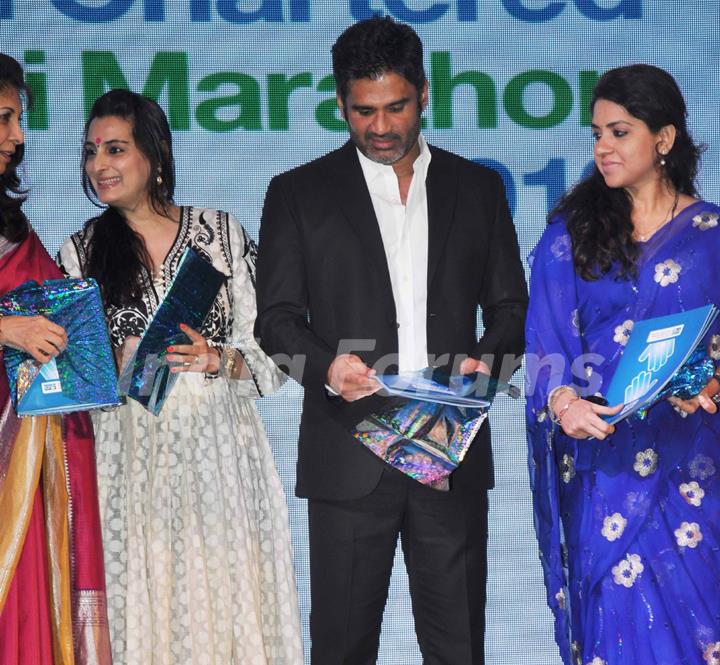 Suniel Shetty, Mana Shetty, Shaina NC at Standard Chartered Charity Awards Night 2013